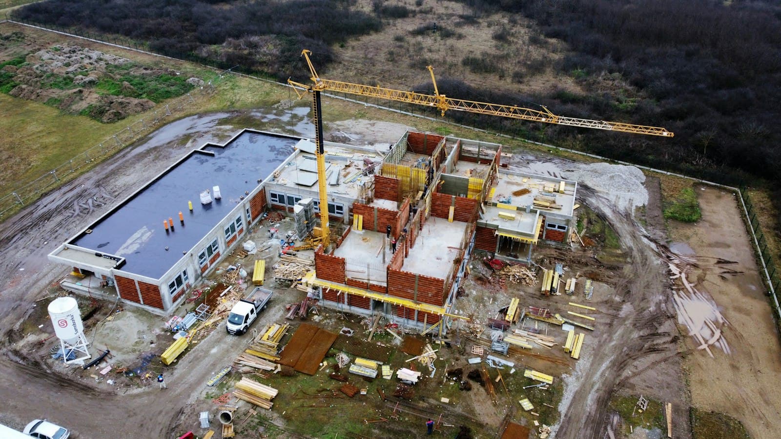 Aerial view of a building under construction with cranes
